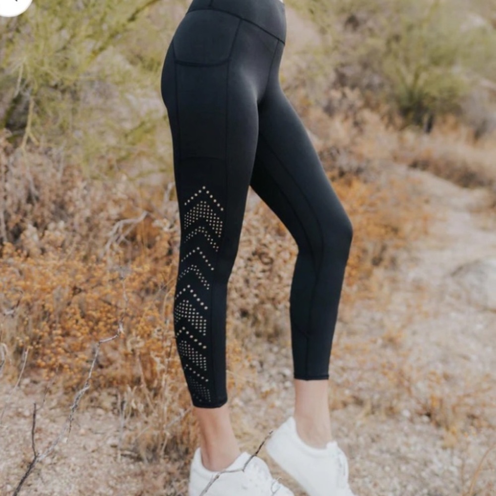 SENITA Athletics | black Lux Denali Laser Cut Capri Leggings size  XL